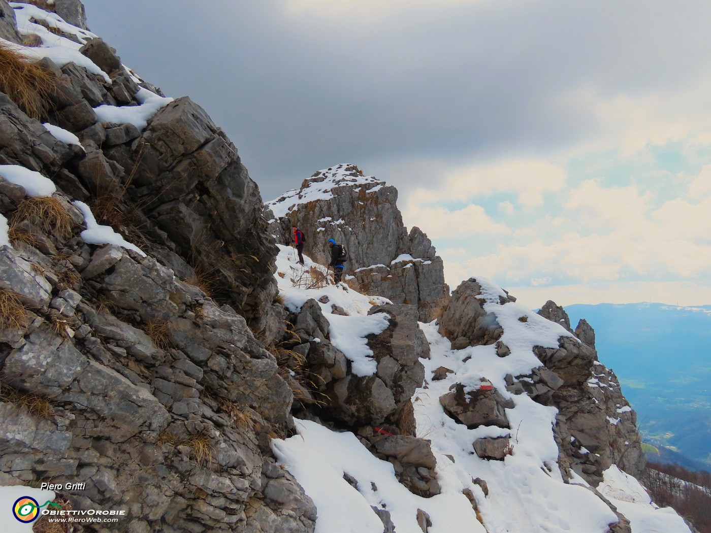 47 Rampando su neve sui roccioni del Pralongone.JPG